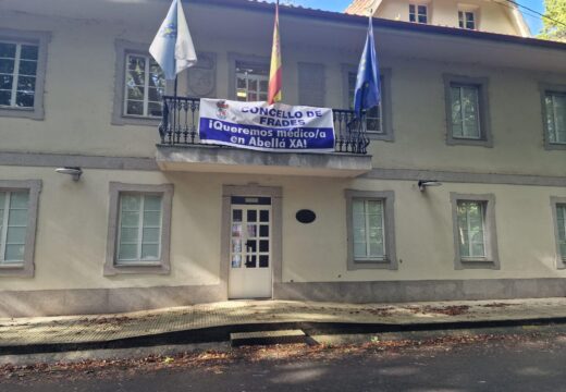 O Concello de Frades coloca unha pancarta na casa consistorial esixíndolle á Xunta de Galicia un médico/a para o consultorio de Abellá